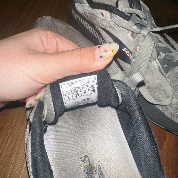 Brooks - Picture 2 of 4